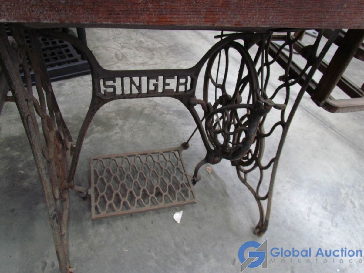 **Vintage Singer Cabinet Sewing Machine **Vintage Singer Cabinet Sewing Machine