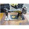 Image 8 : **Vintage Singer Cabinet Sewing Machine