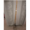 Image 1 : spades/shovels