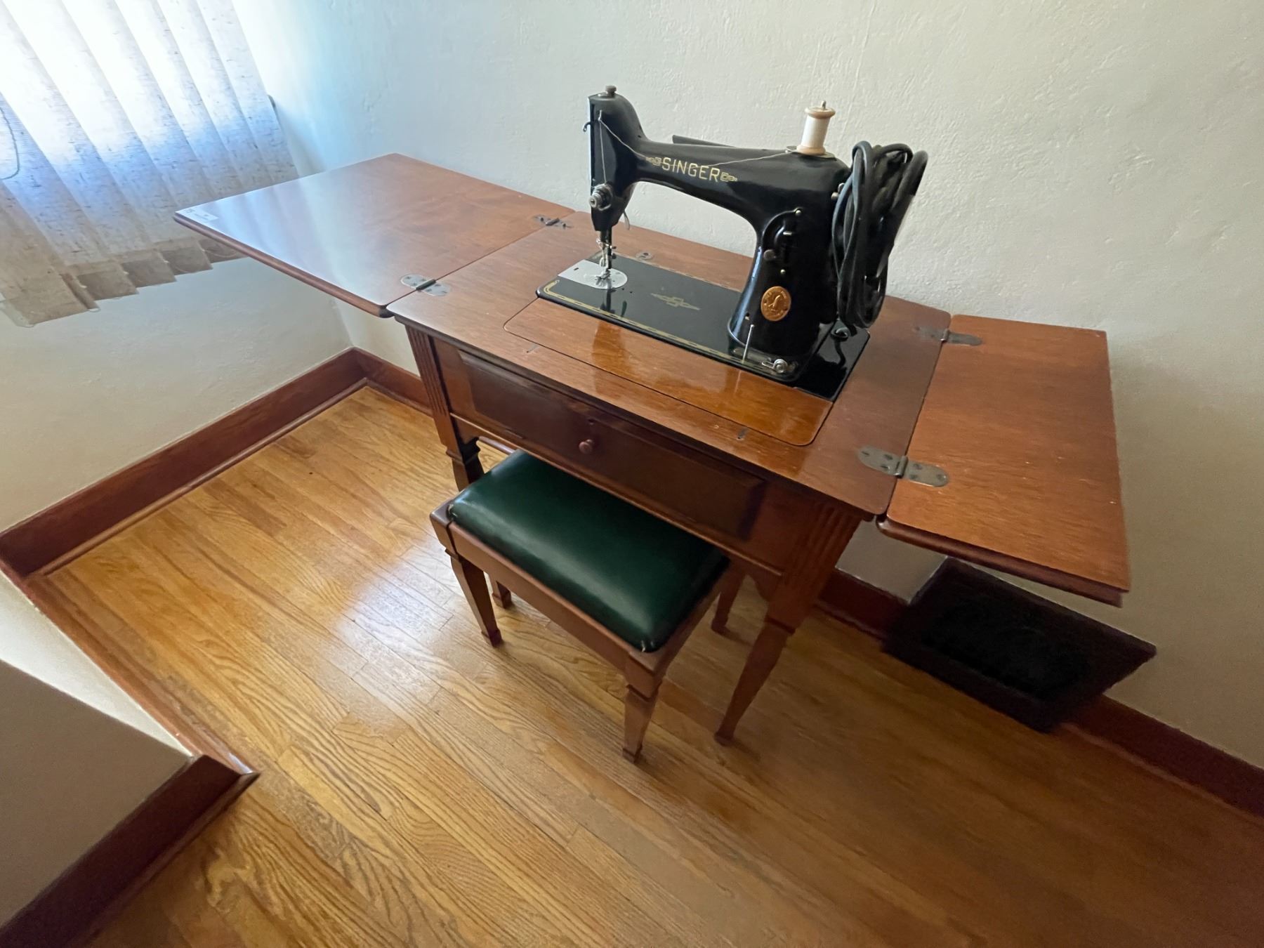 Early SInger Electric Sewing Machine Excellent Condition EE643034