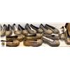 Image 1 : 8 PAIRS OF SMALL GRITTED OVER SHOES FOR WINTER