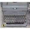 Image 2 : ANTIQUE ROYAL MADE IN CANADA TYPEWRITER