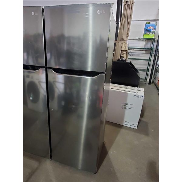 22” Counter Depth Top Freezer Refrigerator with Multi-Air Flow 45/22/22" - TESTED WORKS - DEMO MODEL