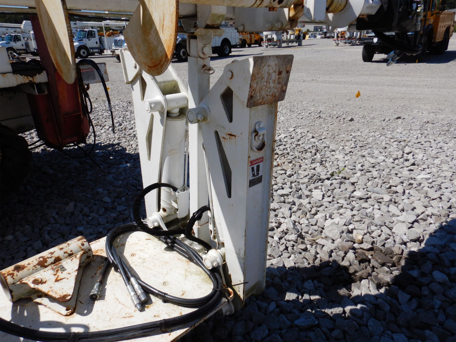 Altec Crawler ALTEC DB37 DIGGER DERRICK Crawler Carrier / Dumper - J.M. Wood Auction ...