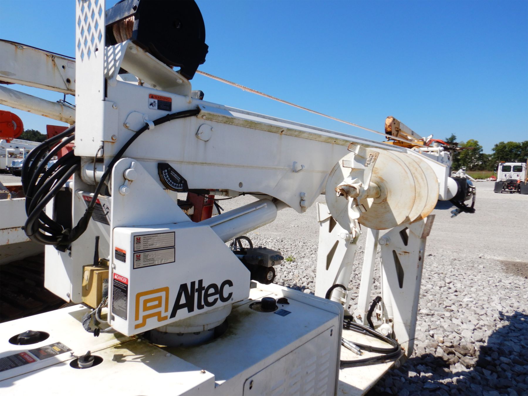 Altec Crawler ALTEC DB37 DIGGER DERRICK Crawler Carrier / Dumper - J.M. Wood Auction ...