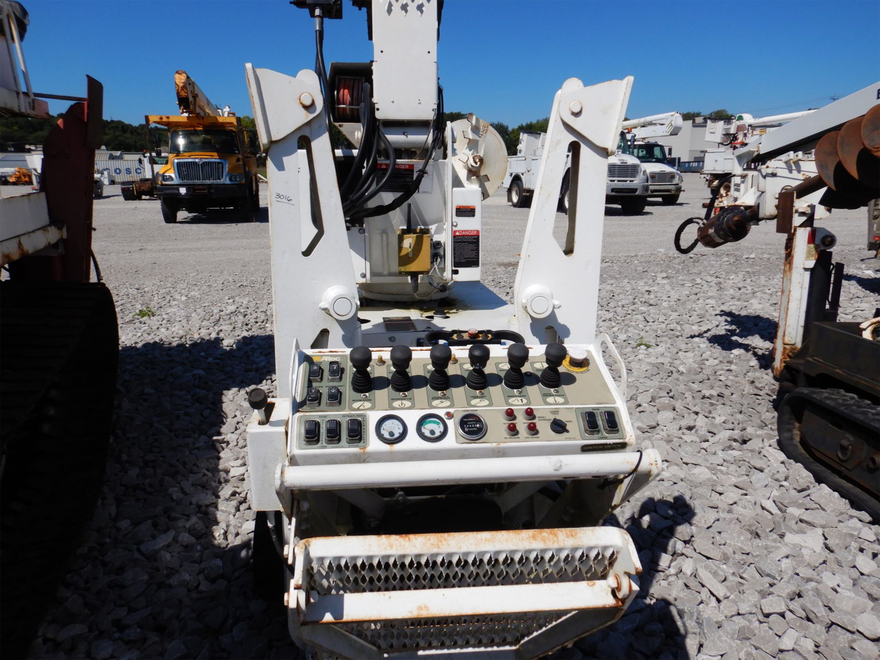 Altec Crawler ALTEC DB37 DIGGER DERRICK Crawler Carrier / Dumper - J.M. Wood Auction ...