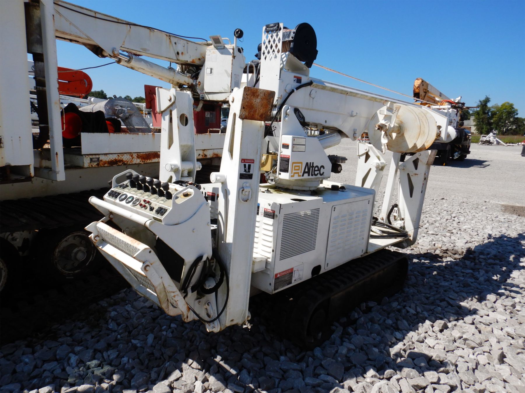 Altec Crawler ALTEC DB37 DIGGER DERRICK Crawler Carrier / Dumper - J.M. Wood Auction ...