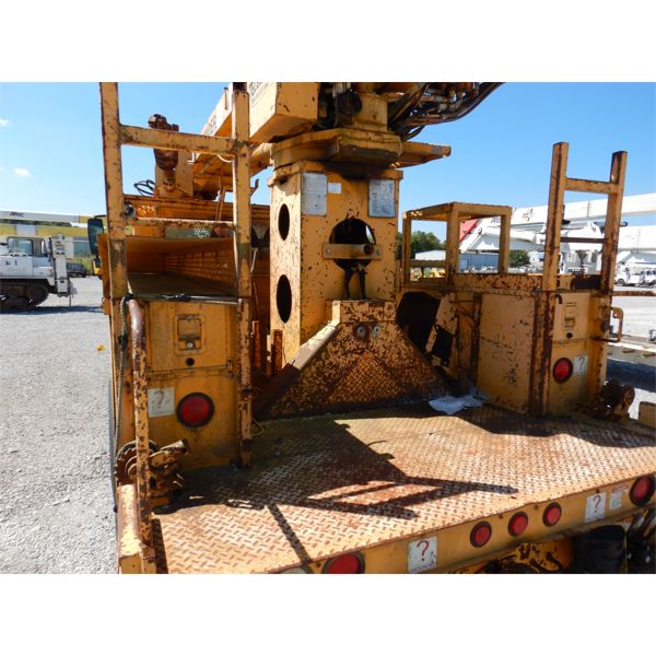 2004 INTERNATIONAL 4400 Digger Derrick Truck - J.M. Wood Auction