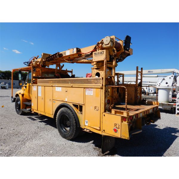 2004 INTERNATIONAL 4400 Digger Derrick Truck - J.M. Wood Auction