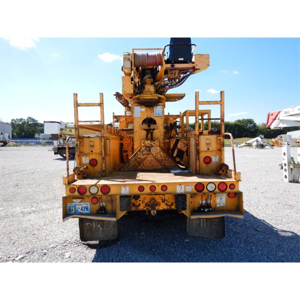 2004 INTERNATIONAL 4400 Digger Derrick Truck - J.M. Wood Auction