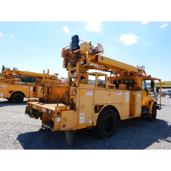 2004 INTERNATIONAL 4400 Digger Derrick Truck - J.M. Wood Auction