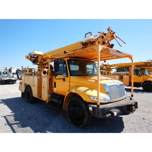 その他 INTERNATIONAL 4400 SERIES Digger Derrick 2004 INTERNATIONAL 4400 Digger Derrick Truck - J.M. Wood Auction