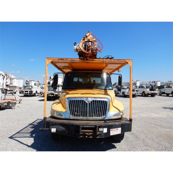 2004 INTERNATIONAL 4400 Digger Derrick Truck - J.M. Wood Auction