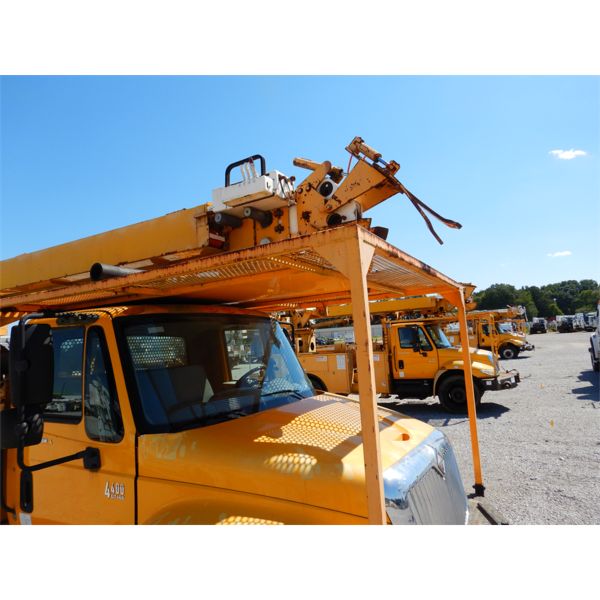 2004 INTERNATIONAL 4400 Digger Derrick Truck - J.M. Wood Auction
