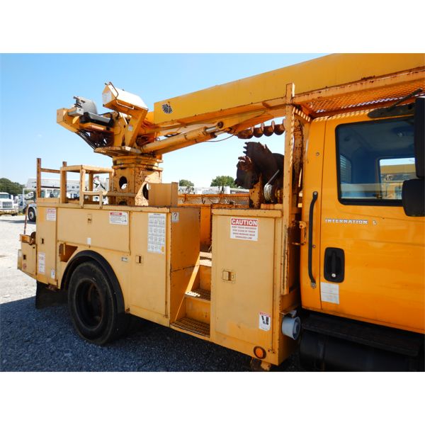 2004 INTERNATIONAL 4400 Digger Derrick Truck - J.M. Wood Auction