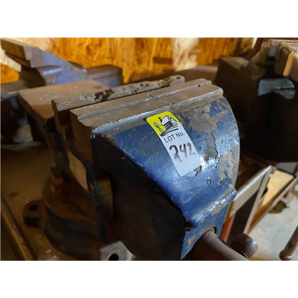 Vice  #2 , WITH TABLE ON CASTORS