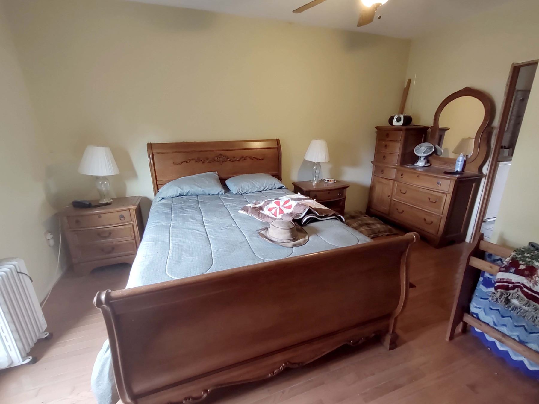 4 PC SOLID OAK BEDROOM SUITE