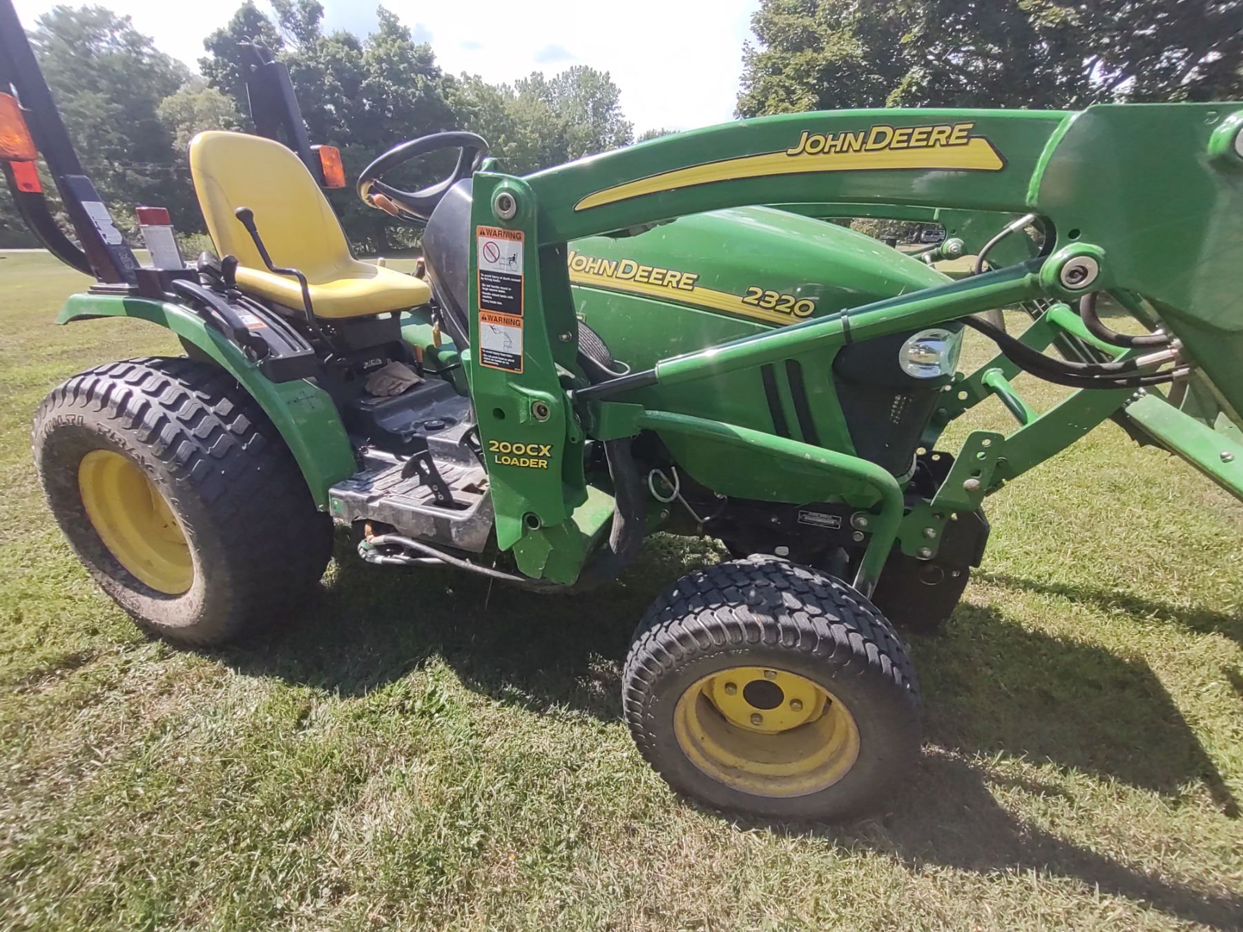 JOHN DEERE 4WD HYDROSTATIC 2320 W/ 200CX LOADER, ALWAYS GARAGED