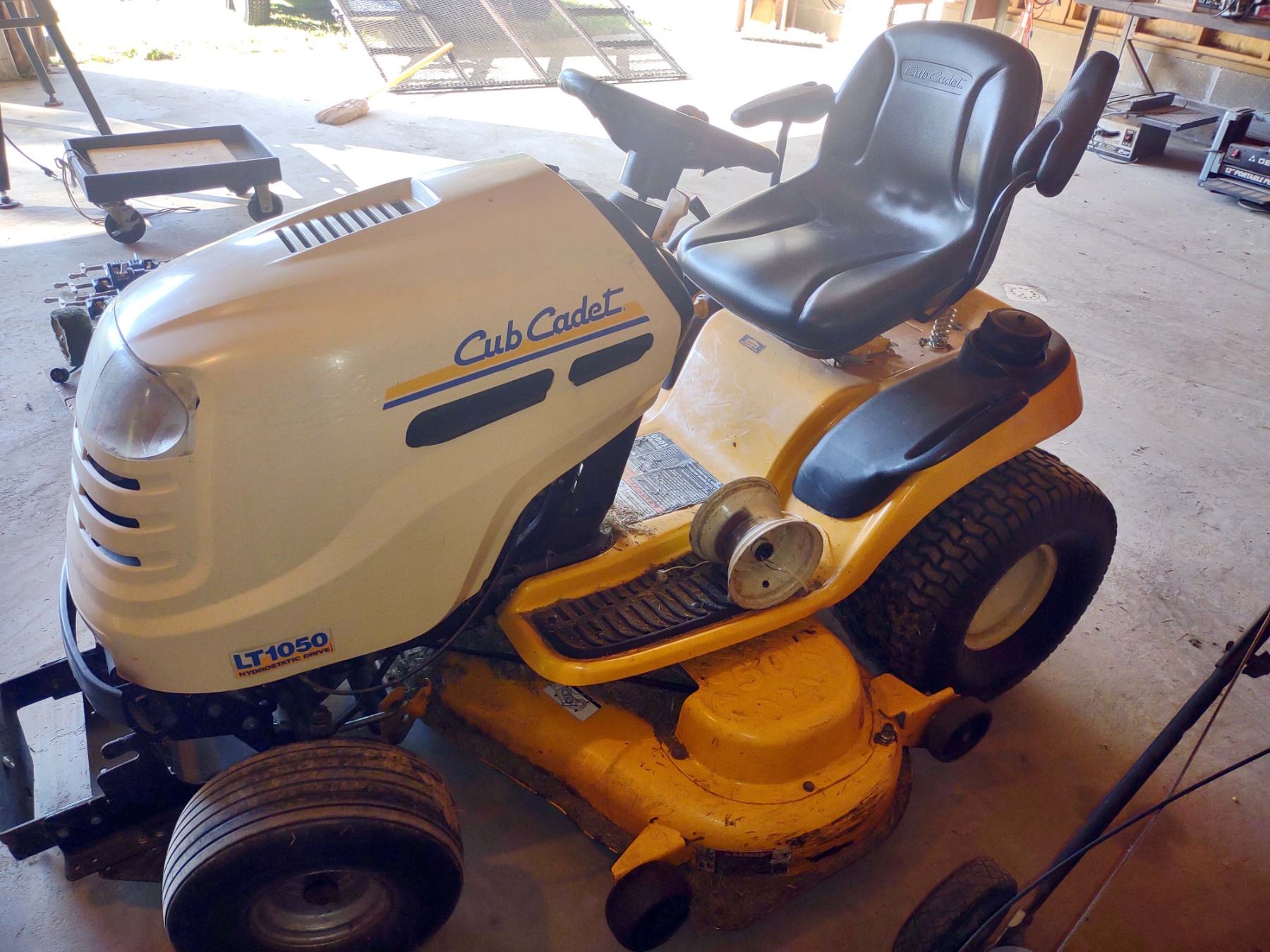 CUB CADET LT1050 W/ 50" MOWER DECK (RUNS) ALWAYS GARAGED