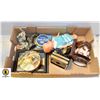 Image 1 : BOX OF VINTAGE COLLECTABLES