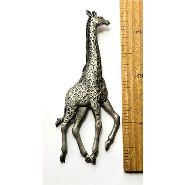 18)  PEWTER GIRAFFE BROOCH.