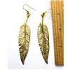 Image 1 : 15)  GOLD TONE LONG FEATHER DROP EARRINGS