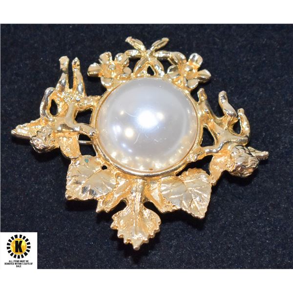 VINTAGE GOLD TONE CHERUB BROOCH