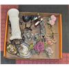 Image 1 : ESTATE BOX OF ASSORTED ORNAMENTS