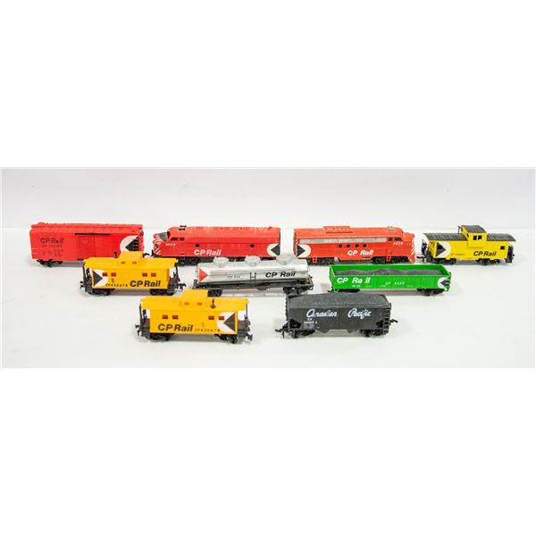 BOX WITH HO CP RAIL CARS & ENGINE