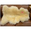 Image 1 : SHEEP SKIN RUG APPROX 3FT X 4FT