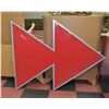 Image 1 : LARGE 4' X 5' PLEXY 7 METAL ARROW