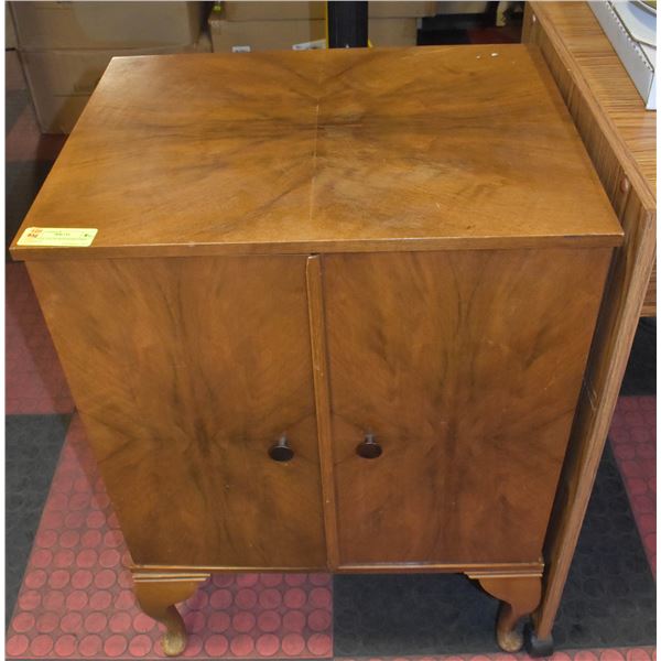 VINTAGE SOLID WOOD RECORD CABINET H-28.5"