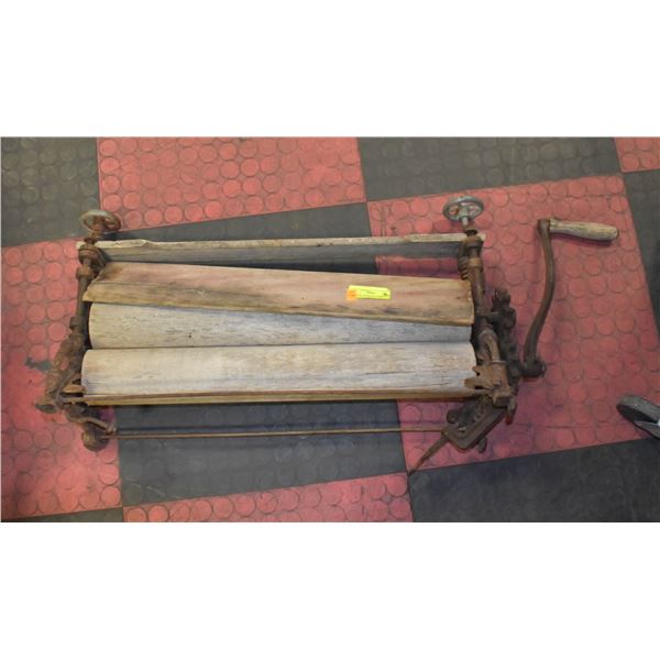 MANUAL ANTIQUE CLOTHES WRINGER