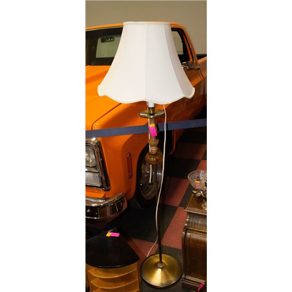 VINTAGE MAPLE AND AMBER GLASS FLOOR LAMP