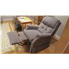 Image 3 : (2) Swivel rocker / recliner chairs - 33"