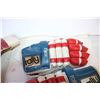 Image 5 : Vintage Bobby Hull and Bobby Orr Hockey Pads/Gloves