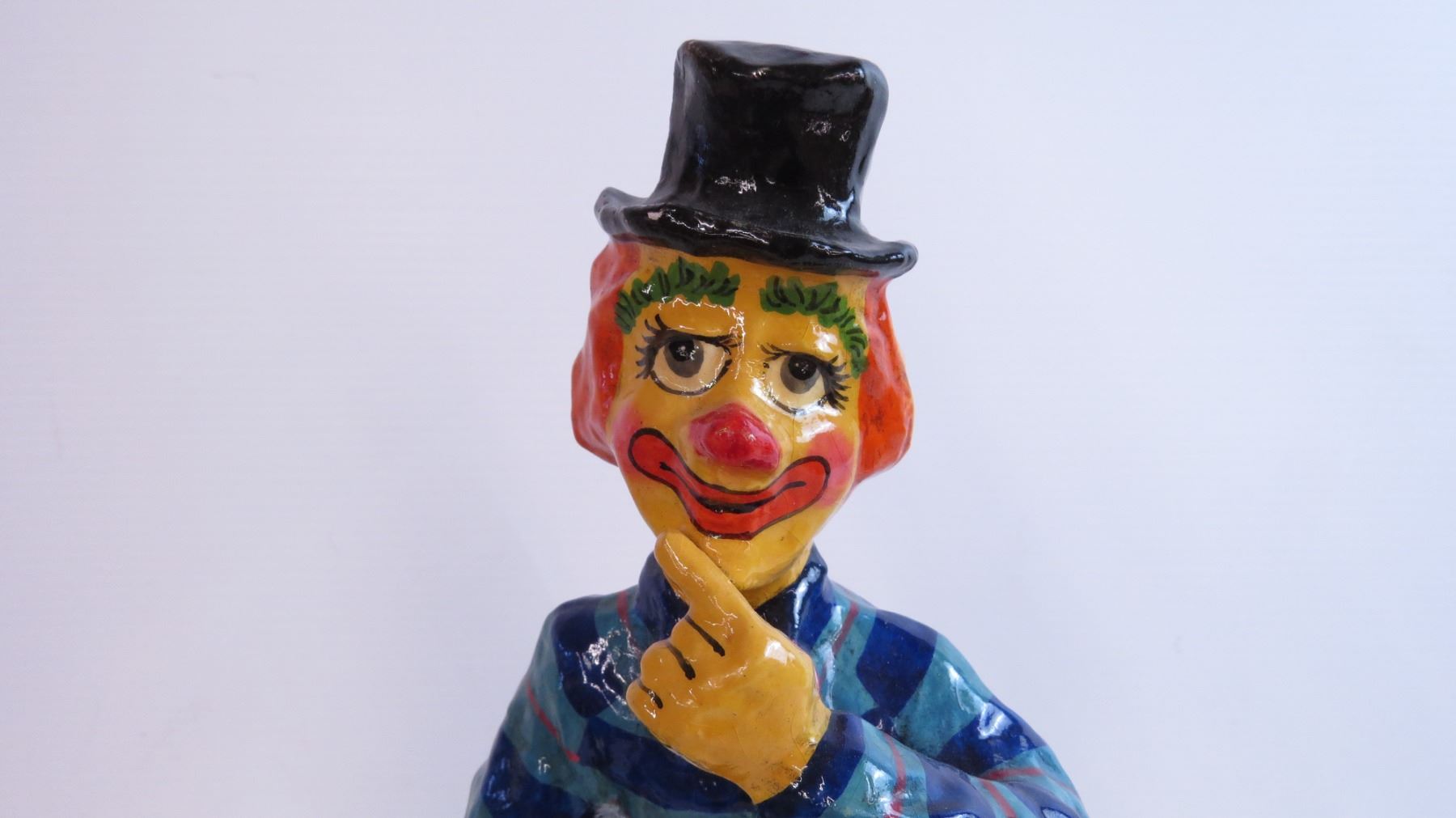 Figurine vintage de clown en papier mâché : décor de cirque Figurine vintage de clown en papier mâché : décor de cirque