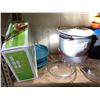 Image 2 : ASSORTED PIE DISHES, COOKING POT, SNAPWARE CANISTERS, & MORE