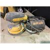 Image 2 : DEWALT DWE6423 RANDOM ORBIT PALM SANDER WITH BAG, SANDING PADS & MORE