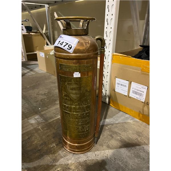 ANTIQUE FIRE EXTINGUISHER AND 4 METAL VASES