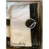 Image 2 : 3 BOXES OF GRANDPITY POLYESTER WRINKLE FREE TABLE CLOTHS OVAL 90"