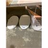 Image 1 : 3 ASSORTED TOILET SEATS