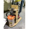 Image 2 : GENERAL INTERNATIONAL SHOP VAC AND KING CANADA WET DRY SHOP VAC ON CUSTOM BUILT STAND