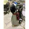 Image 2 : 2 GOLF BAGS WITH CLUBS AND ROLLING GOLF CADDY