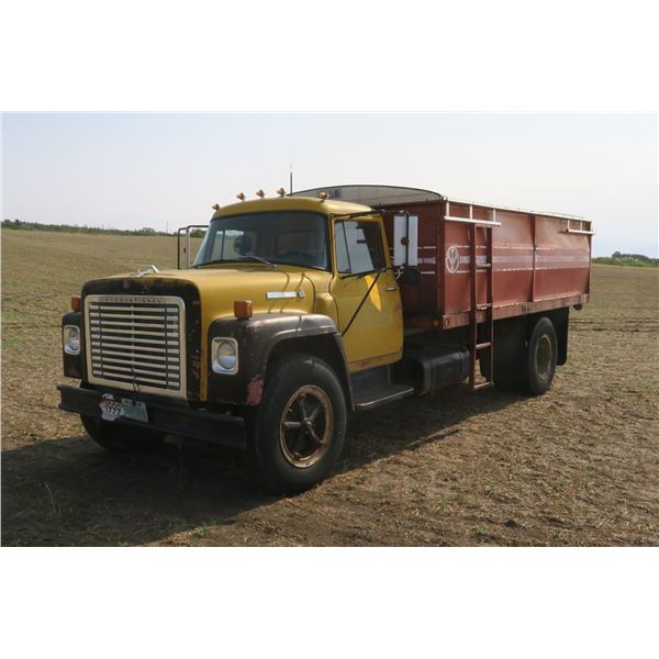 International Loadstar 1700 Gas Truck - VIN: D0522ECA20260 - ODO: 121567 - Box & Hoist, Roller Tarp 