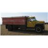 Image 4 : International Loadstar 1700 Gas Truck - VIN: D0522ECA20260 - ODO: 121567 - Box & Hoist, Roller Tarp 