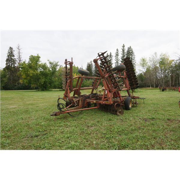 Massey Ferguson 820 Tandem Disc 26ft. - Some Blades Broken