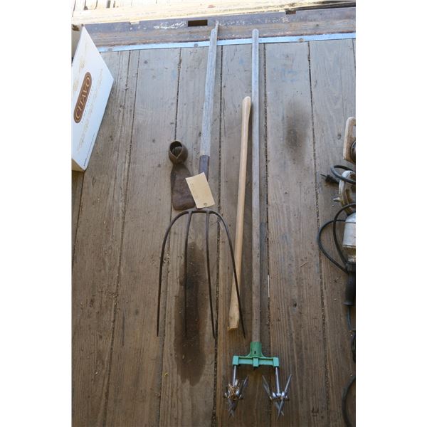4-Tine Pitch Fork, Yard Tool, Pick Head & Handle