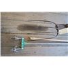 Image 2 : 4-Tine Pitch Fork, Yard Tool, Pick Head & Handle