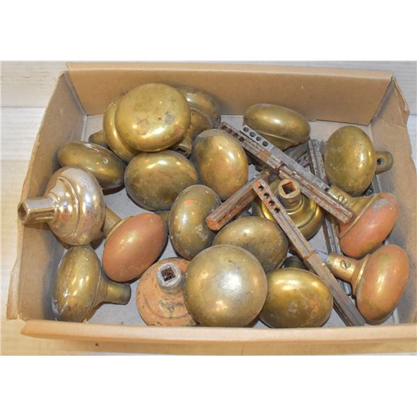 LOT OF ANTIQUE BRASS DOOR KNOBS ETC